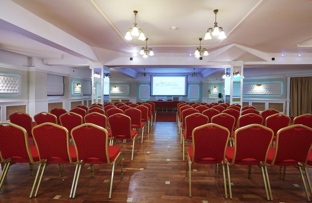 Hotel Senator Konferencje & Spa Стараховіце Екстер'єр фото