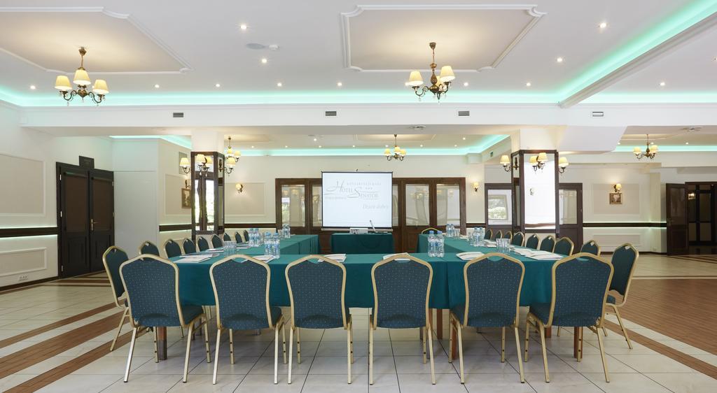 Hotel Senator Konferencje & Spa Стараховіце Екстер'єр фото