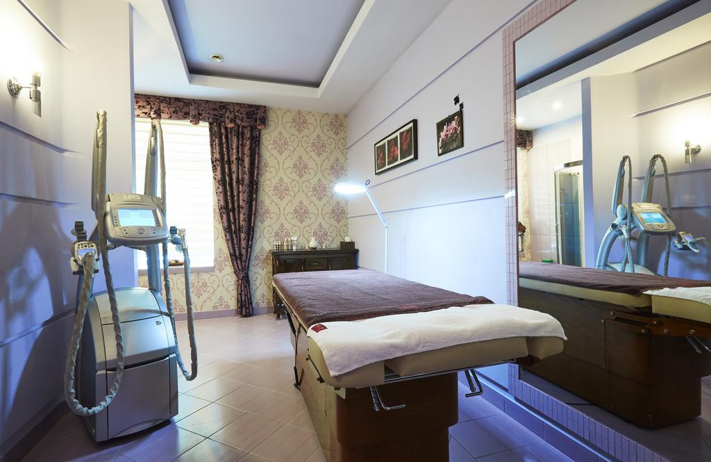 Hotel Senator Konferencje & Spa Стараховіце Екстер'єр фото