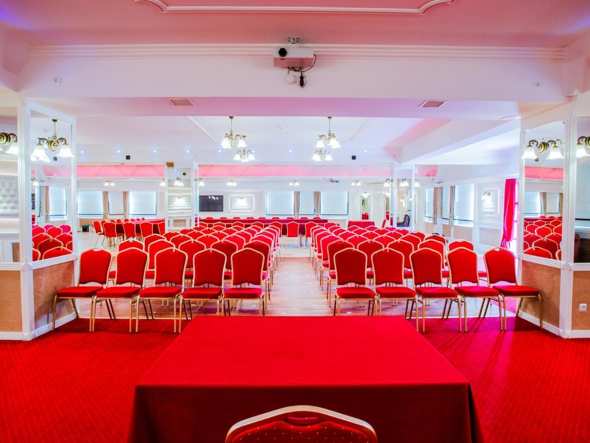 Hotel Senator Konferencje & Spa Стараховіце Екстер'єр фото