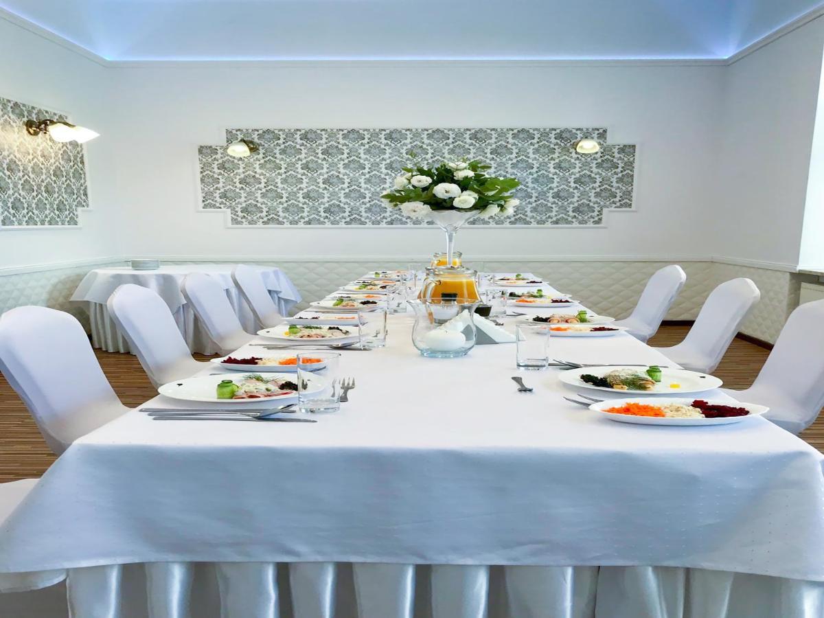 Hotel Senator Konferencje & Spa Стараховіце Екстер'єр фото